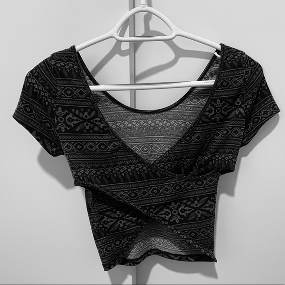Pacsun crop top with crisscross back - Picture 2 of 3